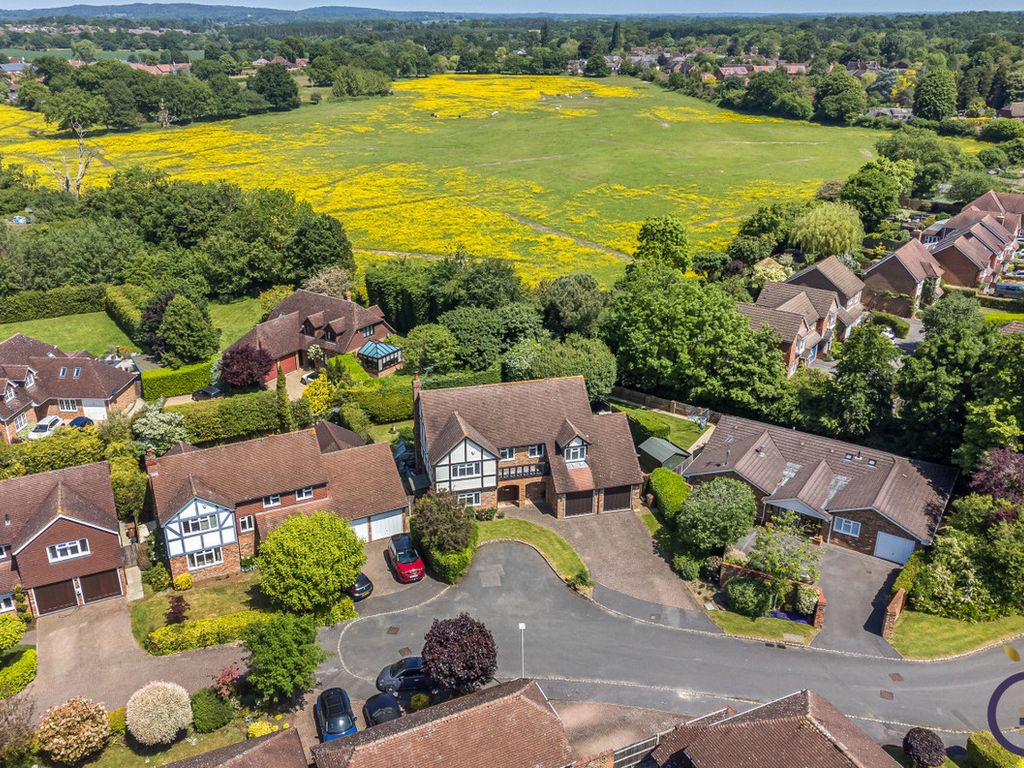 5 bed detached house for sale in Barber Close, Hurst RG10, £1,300,000