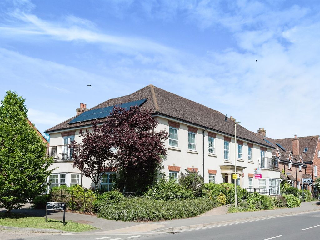 2 bed flat for sale in The Street, Crowmarsh Gifford, Wallingford OX10, £420,000