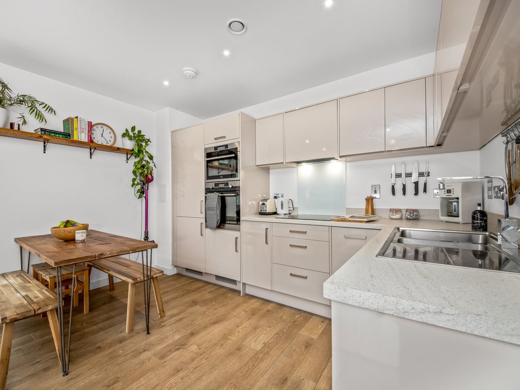 2 bed flat for sale in Lomond Grove, Camberwell SE5, £475,000