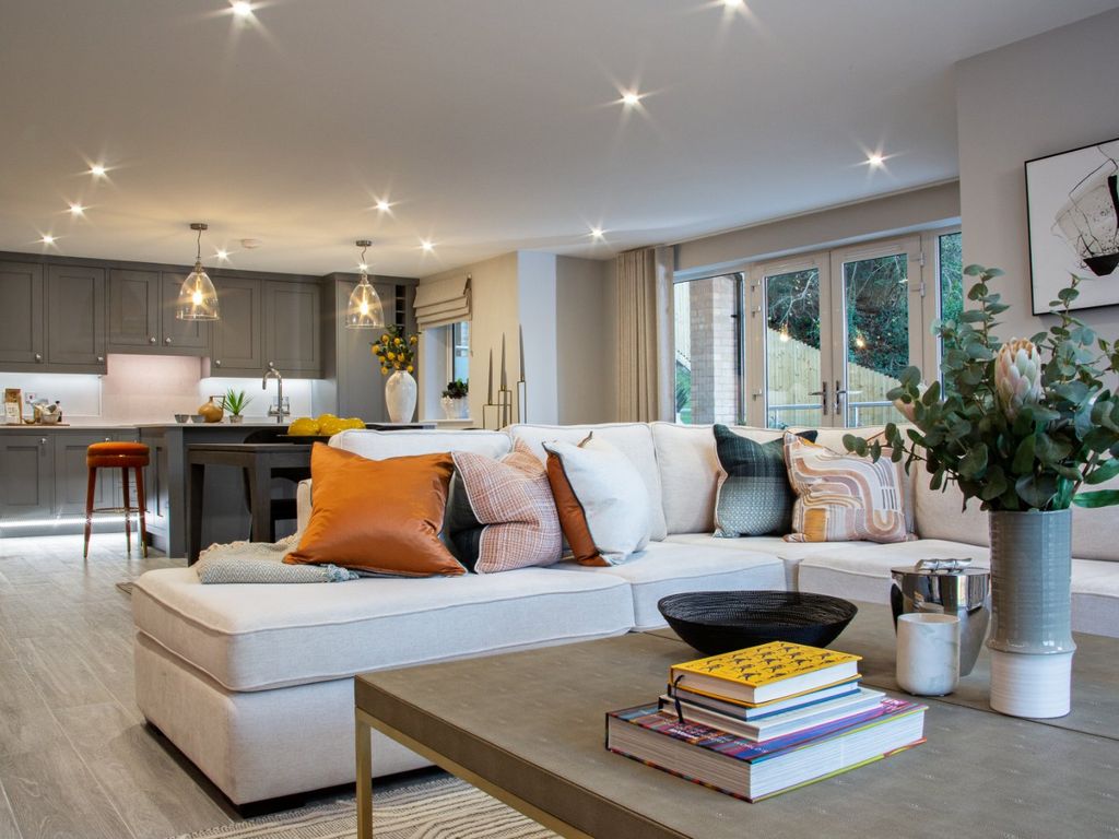 New home, 3 bed flat for sale in Oak End Way, Gerrards Cross, Buckinghamshire SL9, £950,000