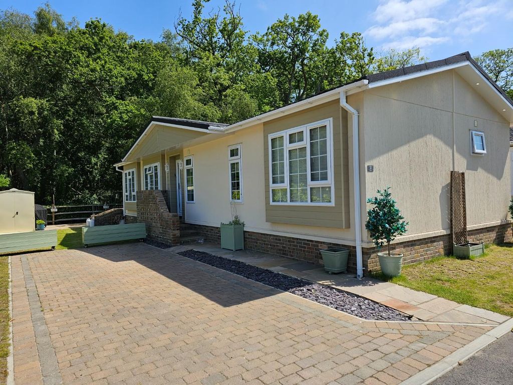 2 bed mobile/park home for sale in Victoria Gardens, Finchampstead, Wokingham RG40, £365,000