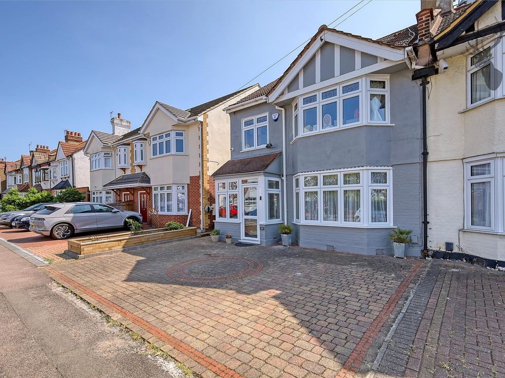 4 bed property for sale in Heathcote Grove, London E4, £725,000
