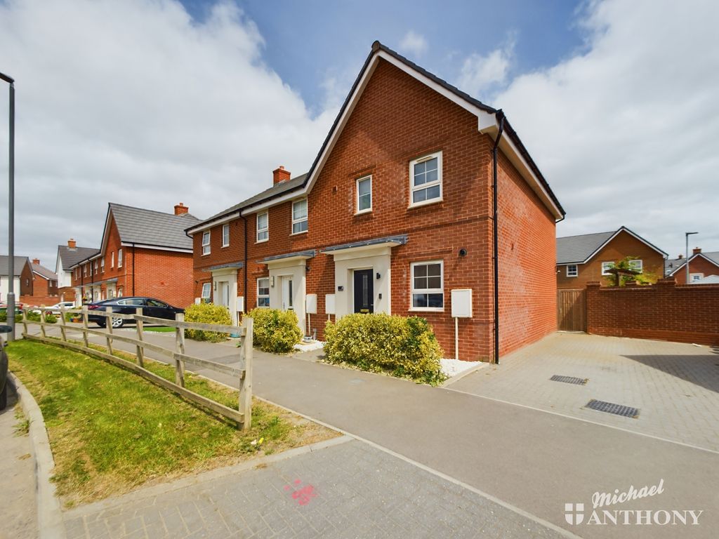 3 bed end terrace house for sale in Armstrongs Fields, Broughton, Aylesbury HP22, £365,000