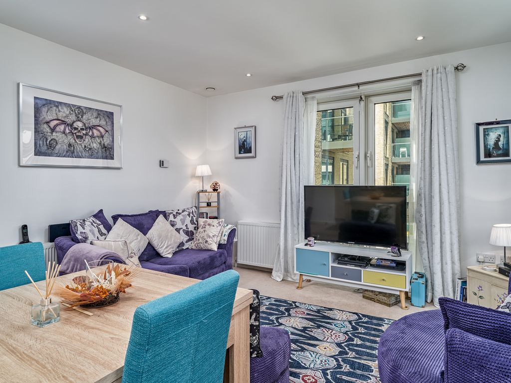 1 bed flat for sale in Juniper Drive, London SW18, £425,000