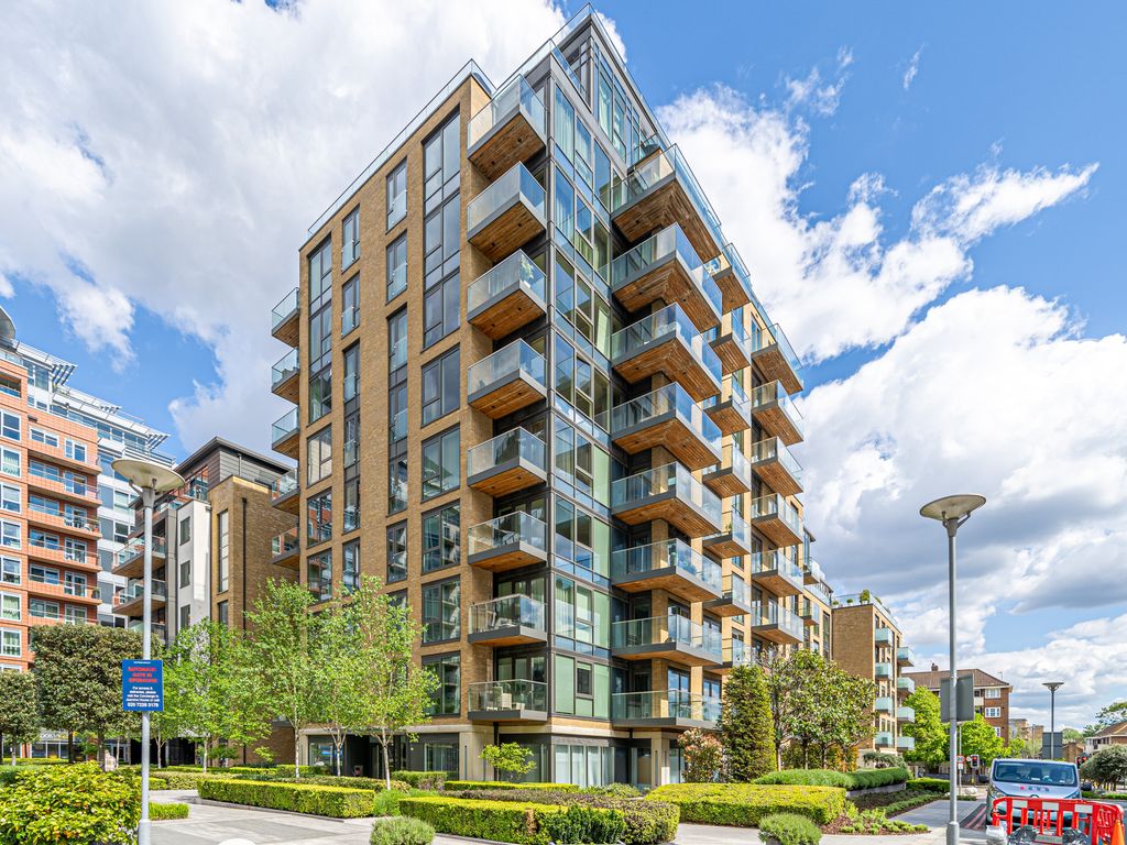 1 bed flat for sale in Juniper Drive, London SW18, £425,000