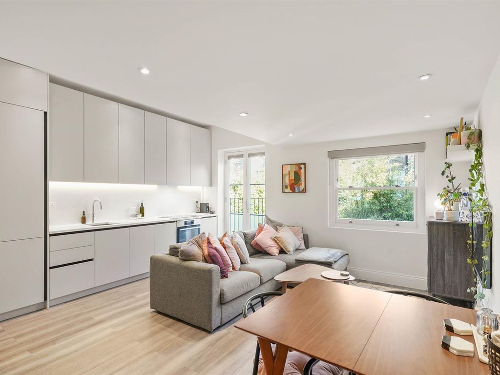 2 bed flat for sale in Halford Road, London SW6, £599,950