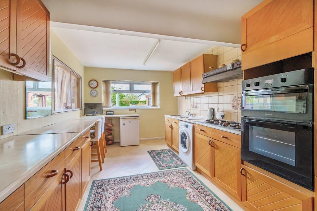 4 bed detached bungalow for sale in Farmoor, Oxford OX2, £475,000