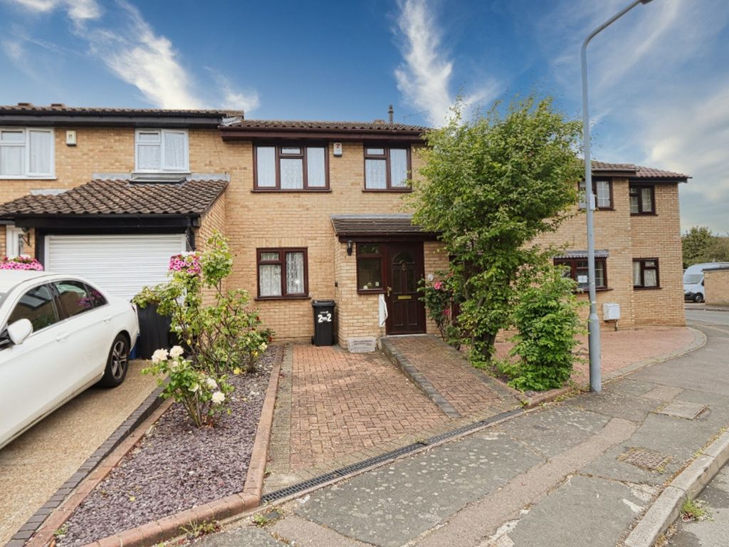 3 bed terraced house for sale in Millhaven Close, Chadwell Heath RM6, £380,000