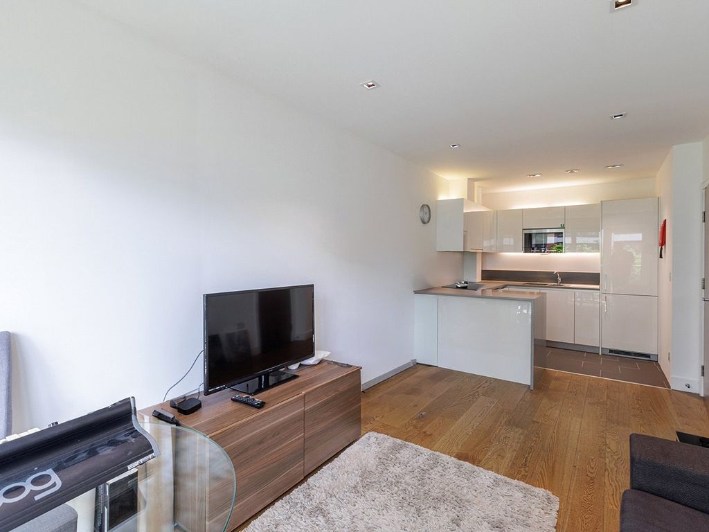 1 bed flat for sale in Belgravia House, Dickens Yard, Ealing W5, £530,000