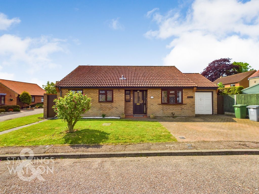 3 bed detached bungalow for sale in Fir Tree Close, Brundall, Norwich NR13, £340,000