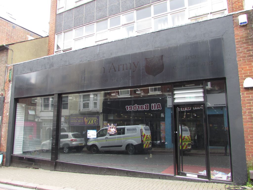 Retail premises to let in Wellington Street, Luton, Bedfordshire LU1, £42,000 pa