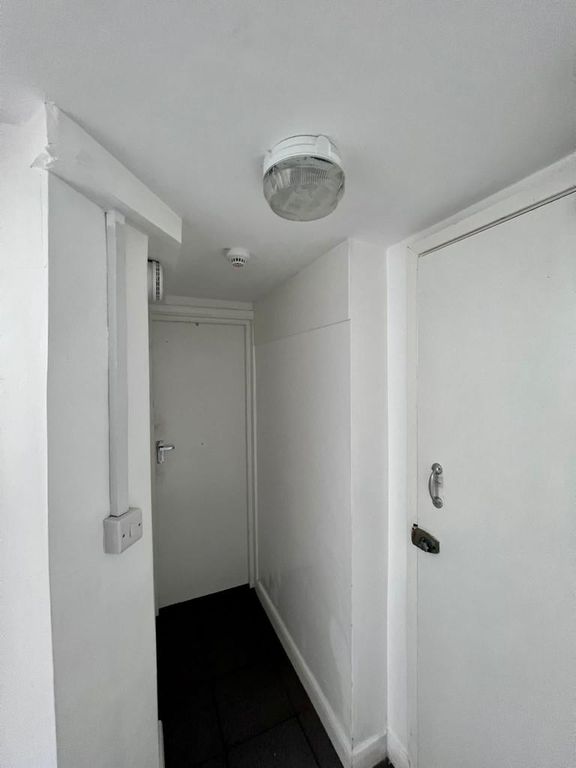 Studio to rent in Norfolk Terrace, Brighton BN1, £980 pcm