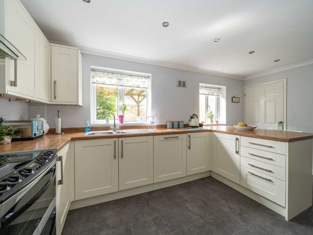 5 bed property for sale in Hollybush Lane, Warners End HP1, £530,000
