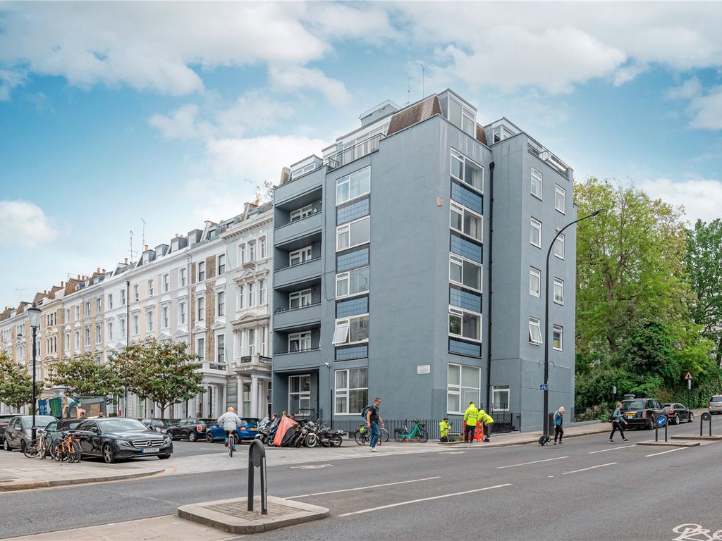 2 bed flat for sale in Arundel Gardens, Notting Hill W11, £680,000