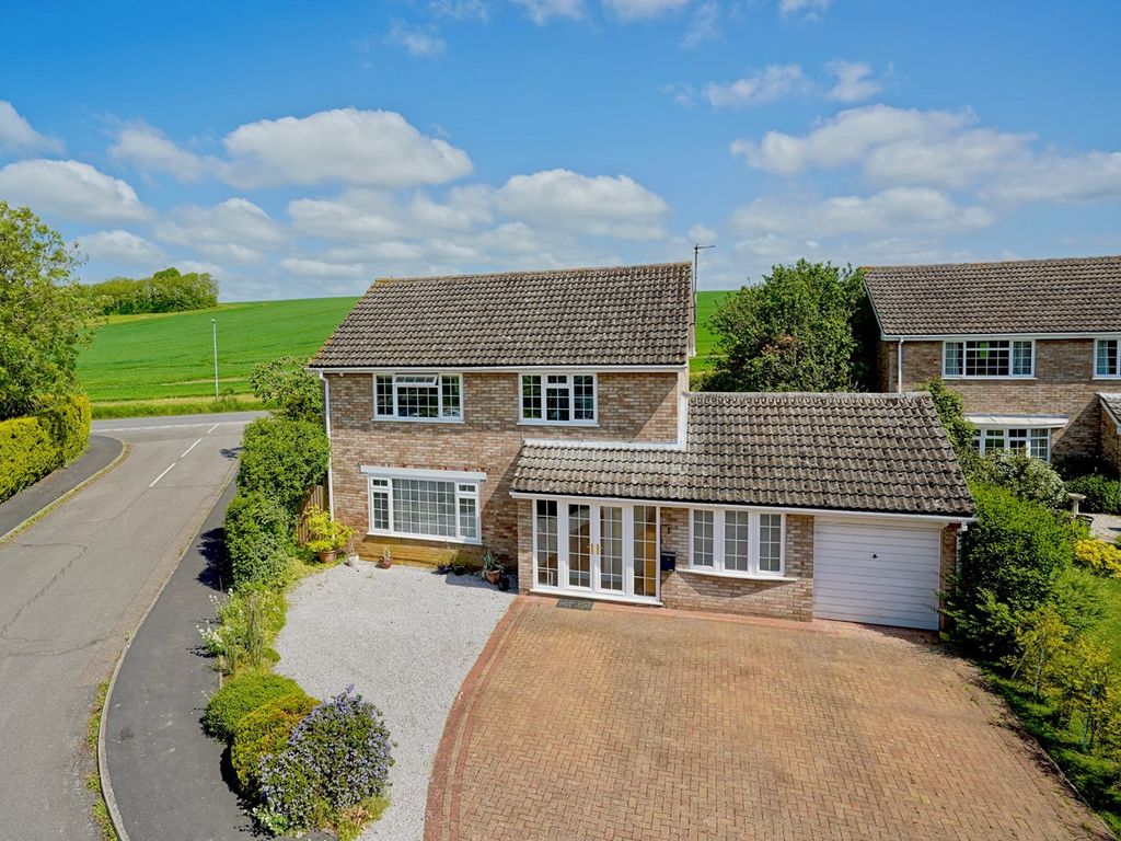 5 bed detached house for sale in Aragon Place, Kimbolton, Huntingdon PE28, £585,000