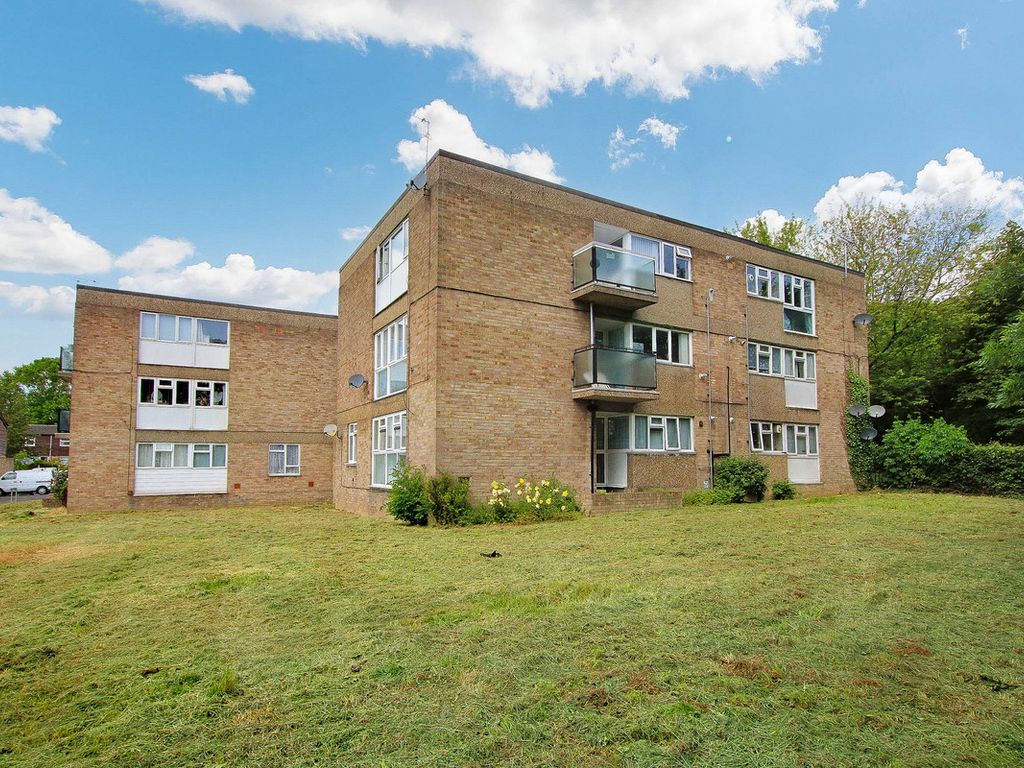 2 bed flat for sale in High Barrets, Basildon SS14, £165,000