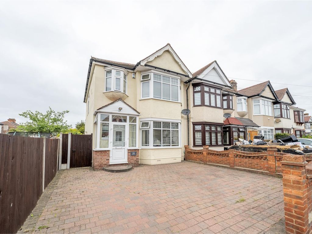3 bed property for sale in Ashurst Drive, Ilford IG6, £550,000
