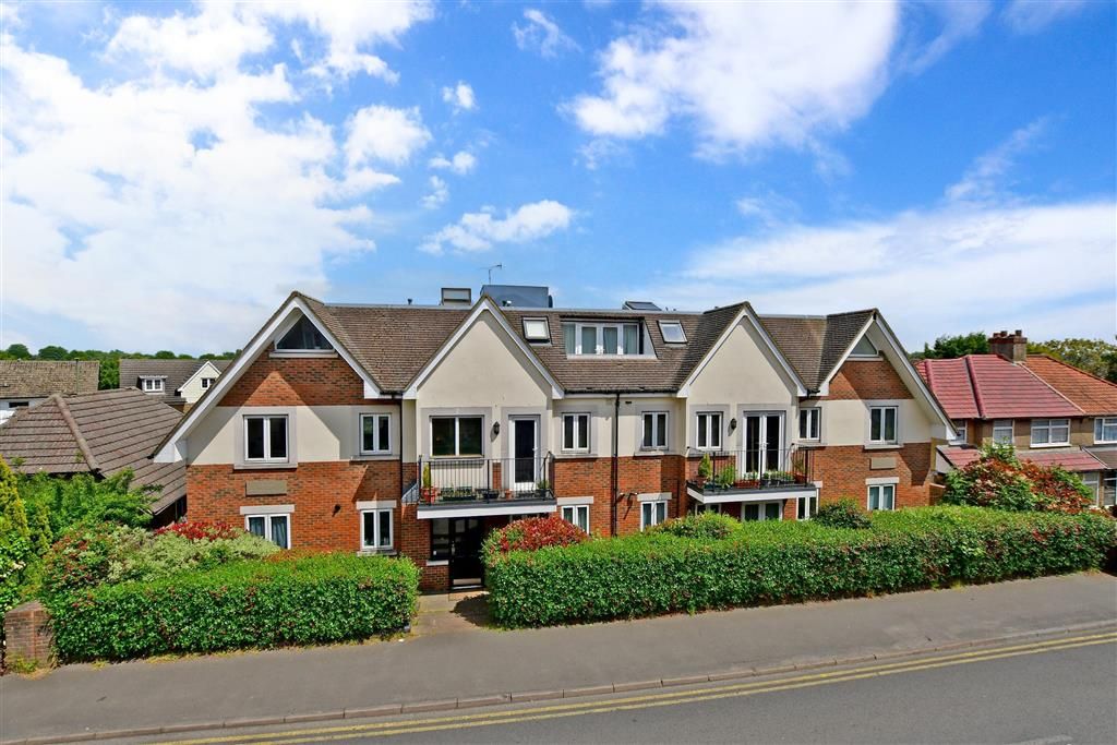 2 bed flat for sale in Coulsdon Road, Caterham, Surrey CR3, £172,000