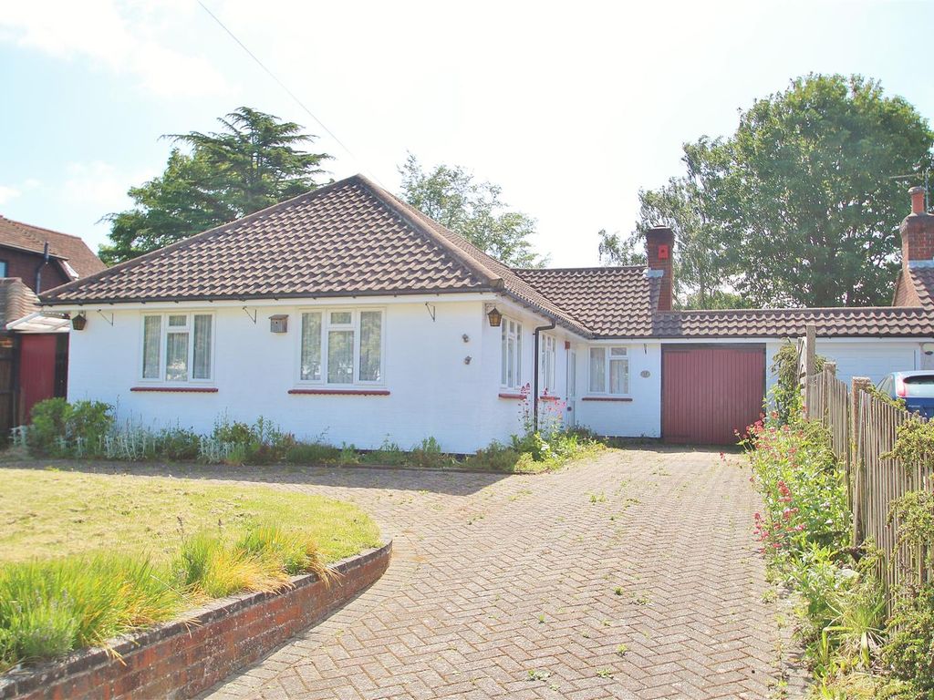 3 bed detached bungalow for sale in Woodbury Drive, Sutton SM2, £775,000
