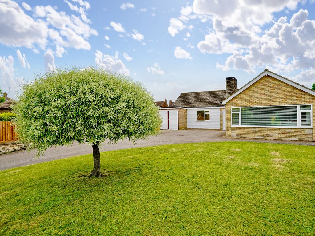 3 bed detached bungalow for sale in Stow Road, Kimbolton, Huntingdon PE28, £499,000