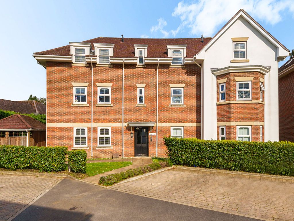 2 bed flat for sale in Wiltshire Place, Wiltshire Road RG40, £340,000