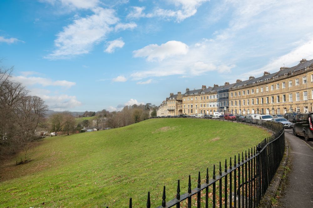 2 bed flat to rent in Lansdown Crescent, Bath BA1, £2,500 pcm
