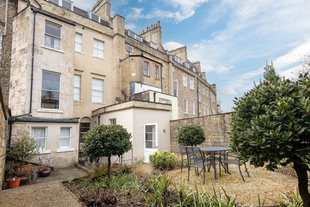 2 bed flat to rent in Lansdown Crescent, Bath BA1, £2,500 pcm