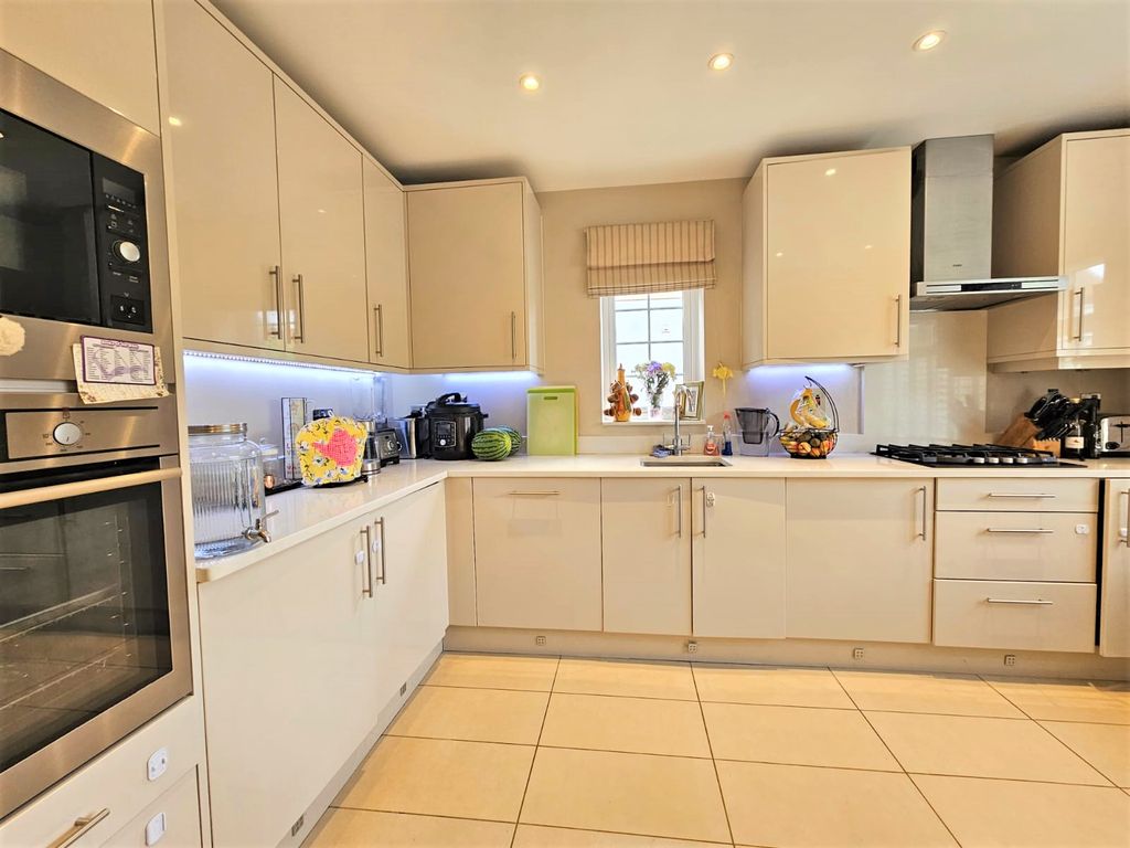 5 bed semi-detached house to rent in Cedars Road, Maidenhead SL6, £3,300 pcm
