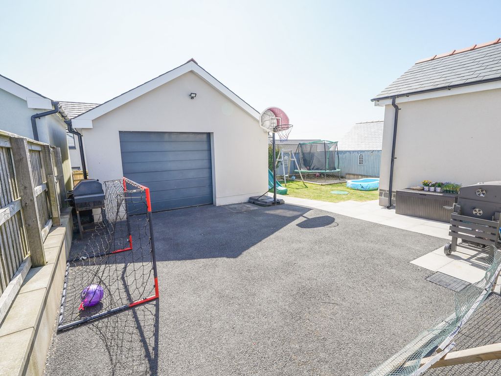 4 bed detached house for sale in Bancffosfelen, Llanelli SA15, £400,000