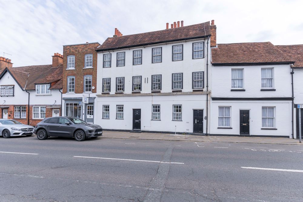 3 bed flat for sale in Windsor Street, Chertsey KT16, £495,000