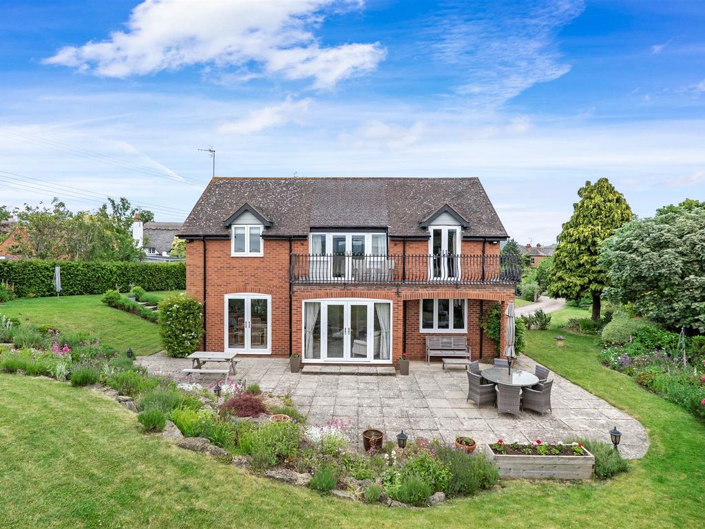 3 bed detached house for sale in Mill Bank, Fladbury, Pershore WR10, £695,000