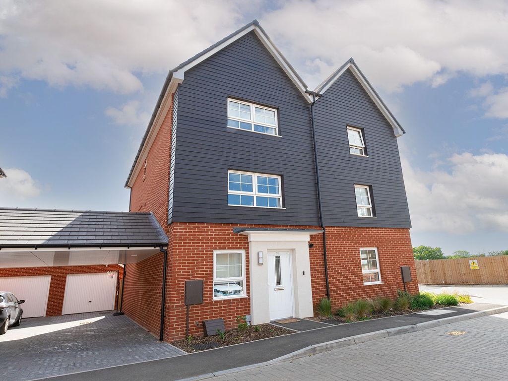 5 bed town house for sale in Grand Junction, Broughton, Aylesbury HP22, £539,000
