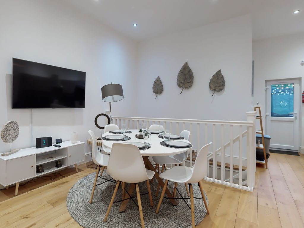 2 bed flat to rent in Archway Road, London N6, £3,000 pcm