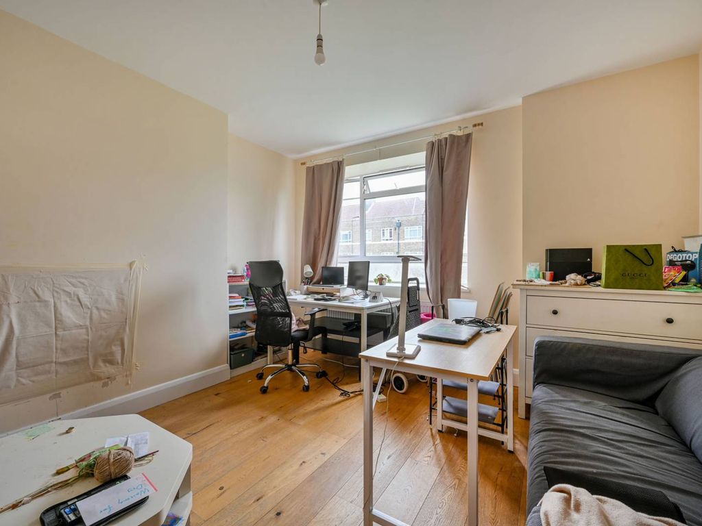 3 bed flat for sale in White City Estate, White City, London W12, £425,000