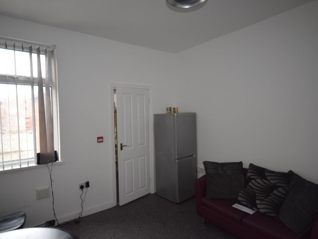 1 bed flat to rent in Mold Road, Wrexham LL11, £500 pcm
