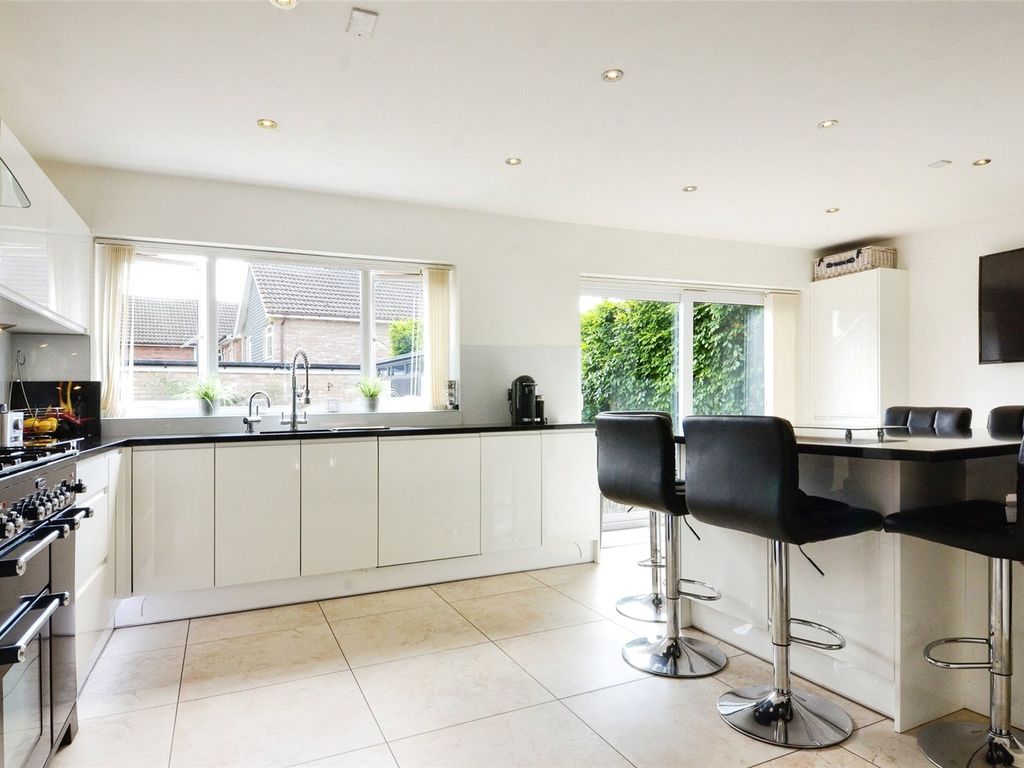 4 bed detached house for sale in Branksome Close, Hemel Hempstead HP2, £675,000