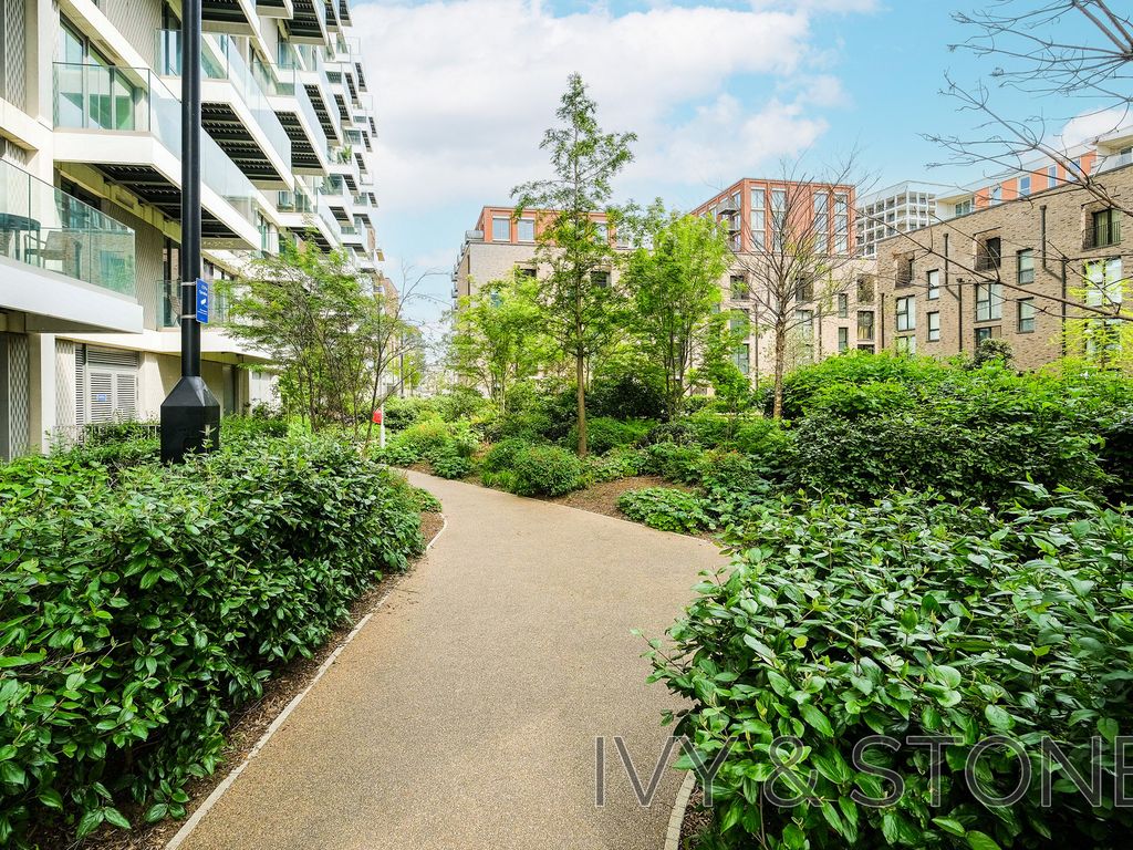 2 bed flat for sale in 112, London E16, £600,000