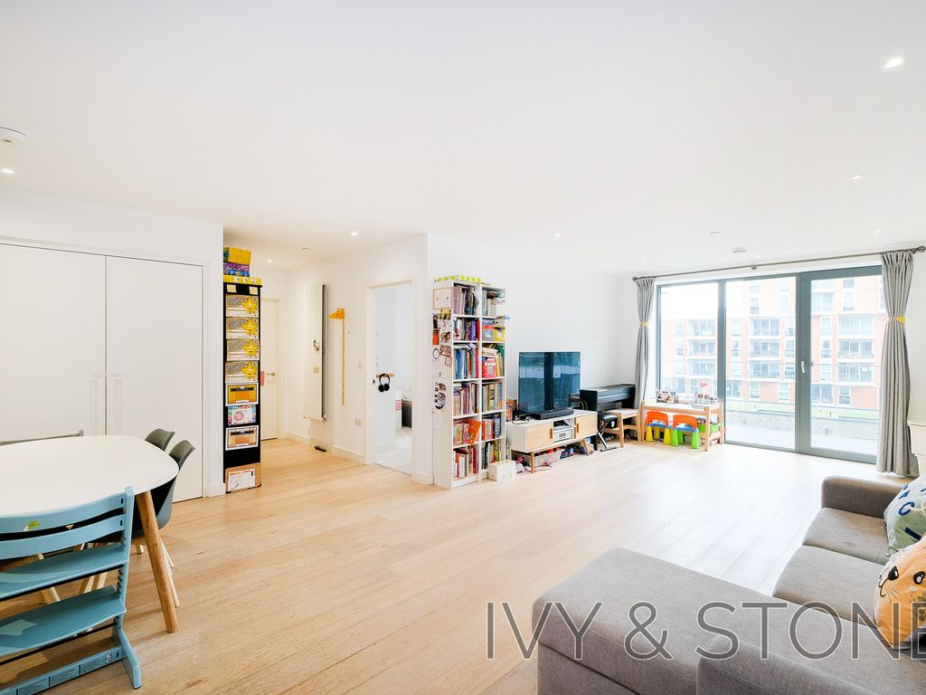 2 bed flat for sale in 112, London E16, £600,000