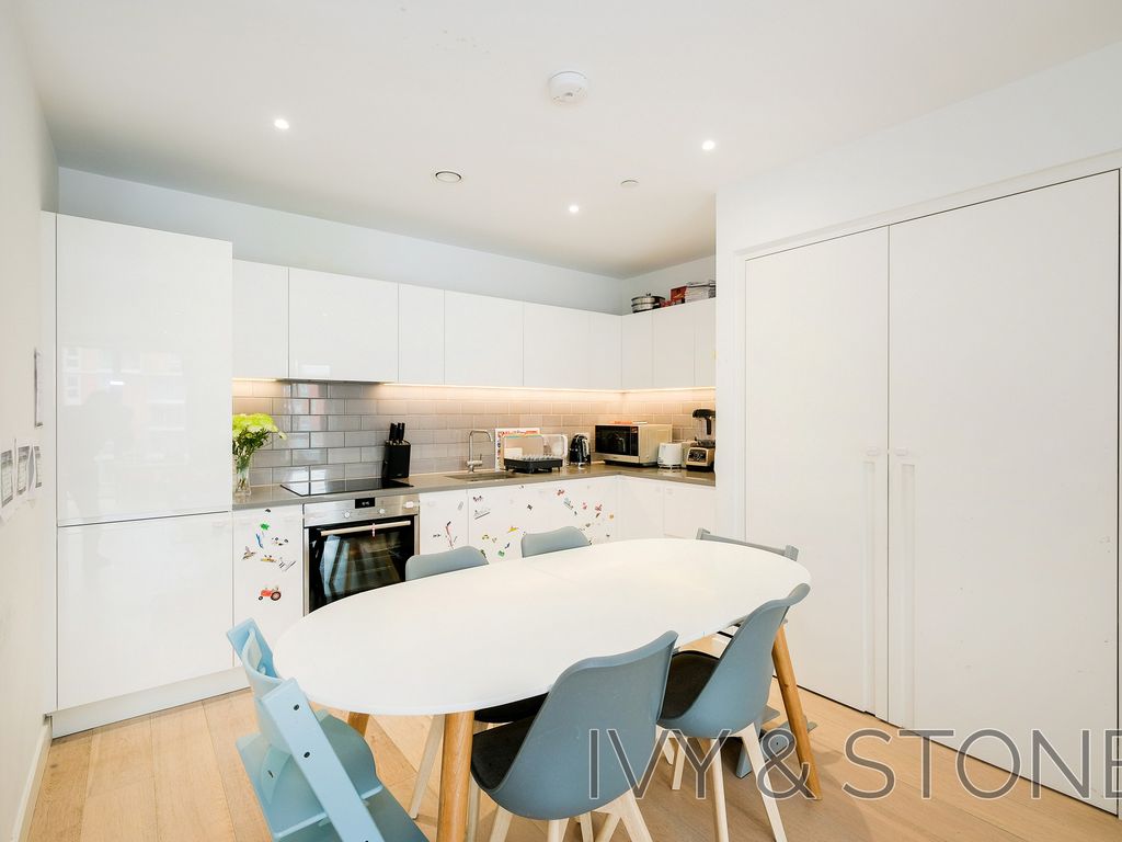 2 bed flat for sale in 112, London E16, £600,000