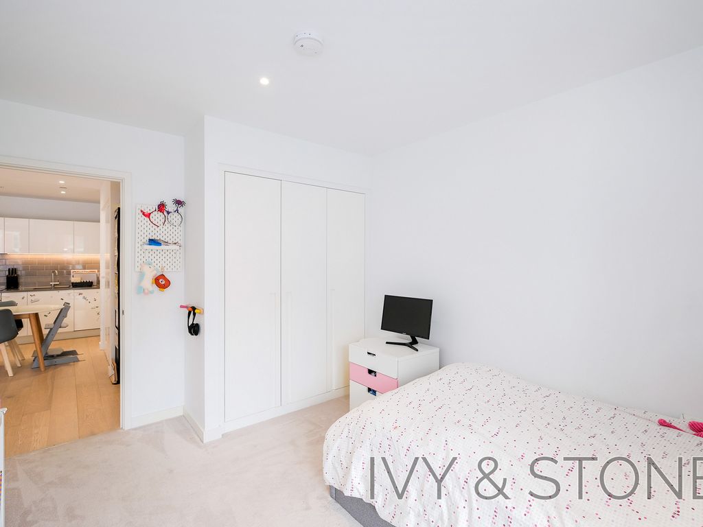 2 bed flat for sale in 112, London E16, £600,000