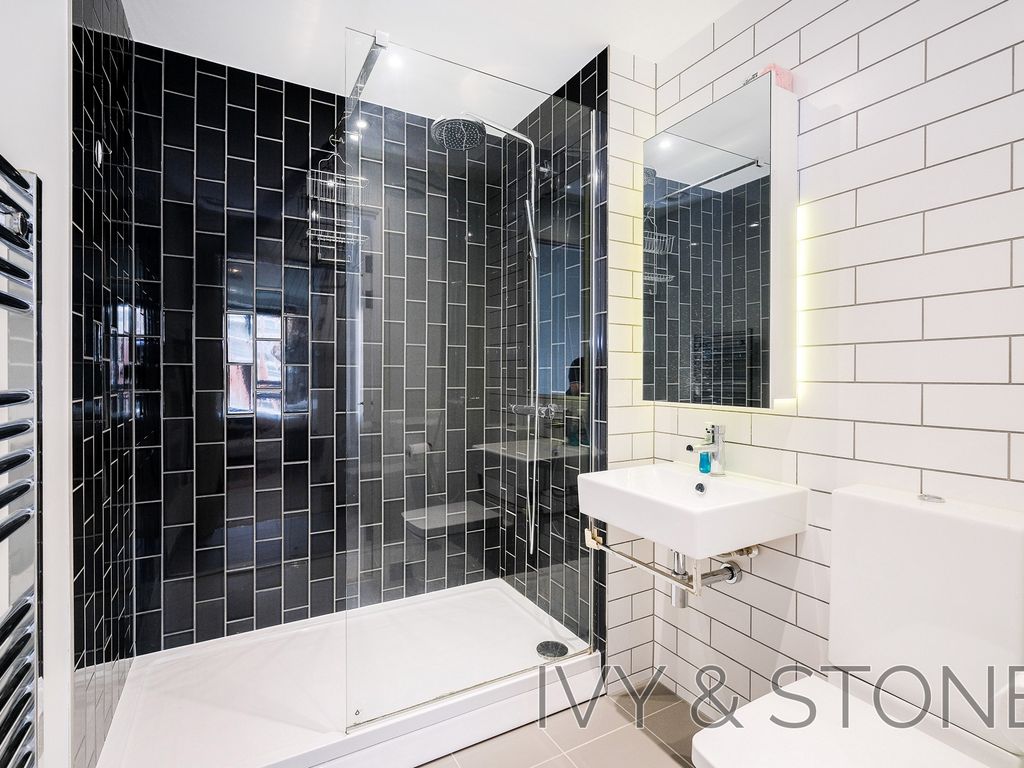 2 bed flat for sale in 112, London E16, £600,000