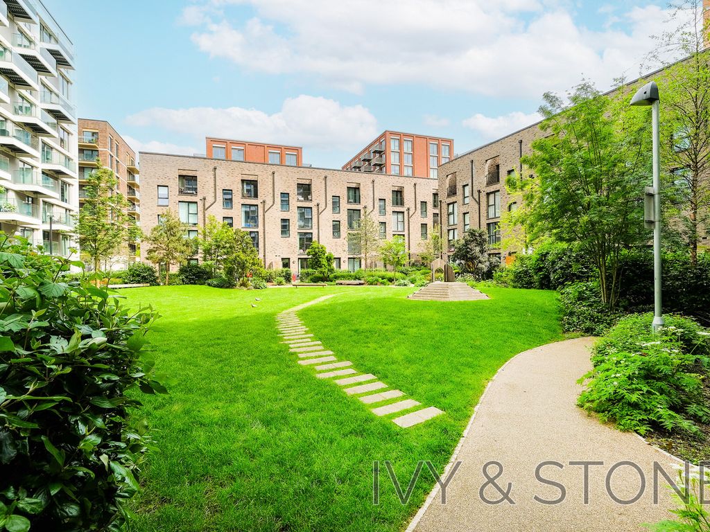 2 bed flat for sale in 112, London E16, £600,000