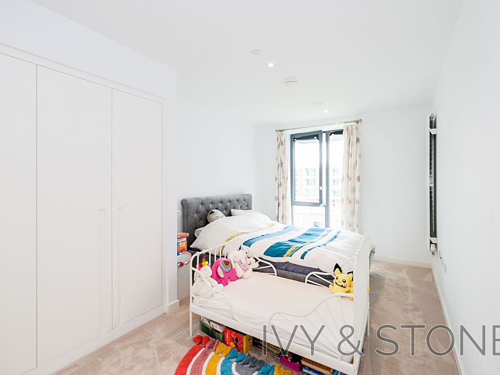 2 bed flat for sale in 112, London E16, £600,000