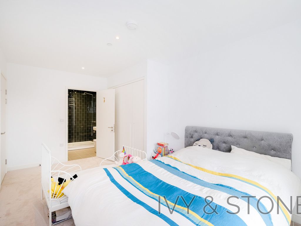 2 bed flat for sale in 112, London E16, £600,000