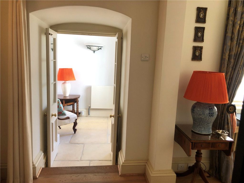 2 bed flat to rent in Royal Crescent, Bath, Somerset BA1, £3,300 pcm