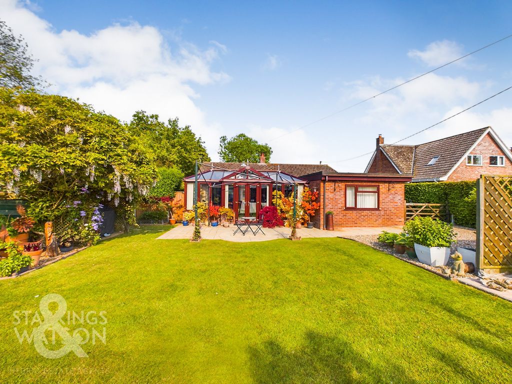 3 bed detached bungalow for sale in Surlingham Lane, Rockland St. Mary, Norwich NR14, £525,000
