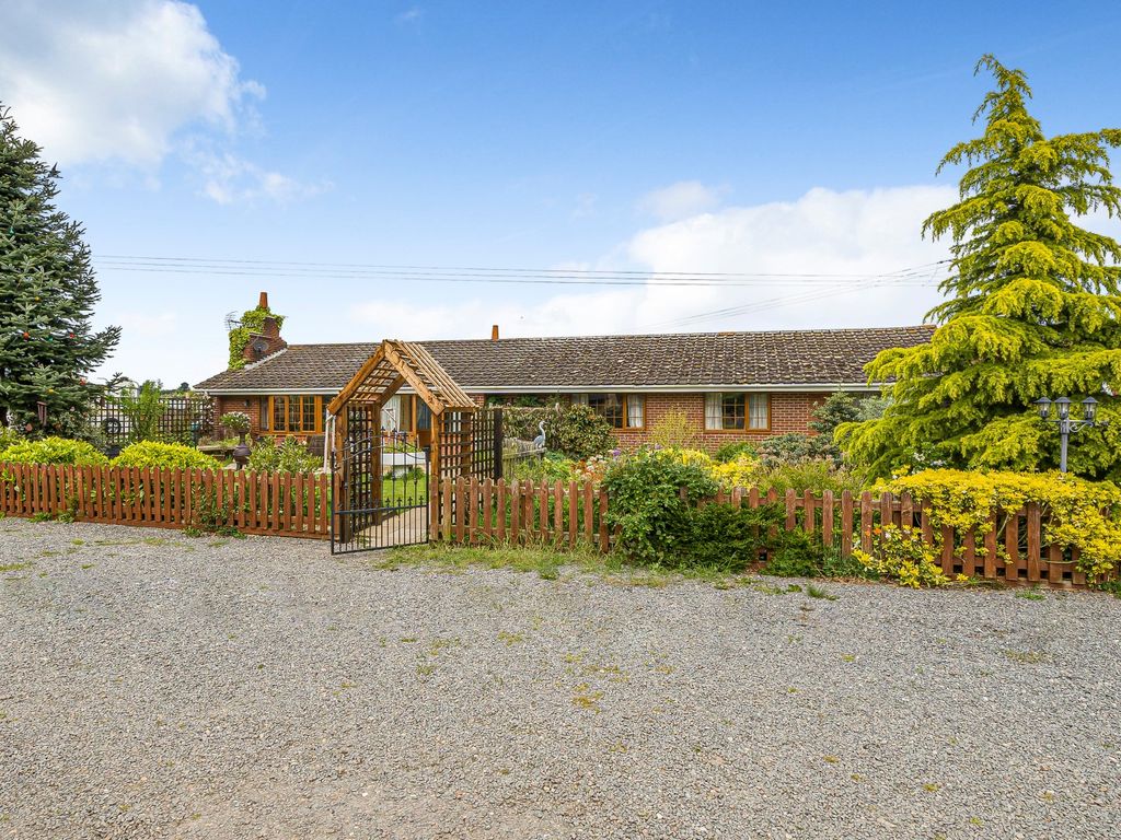 4 bed detached bungalow for sale in New Lane, Girton, Newark NG23, £850,000