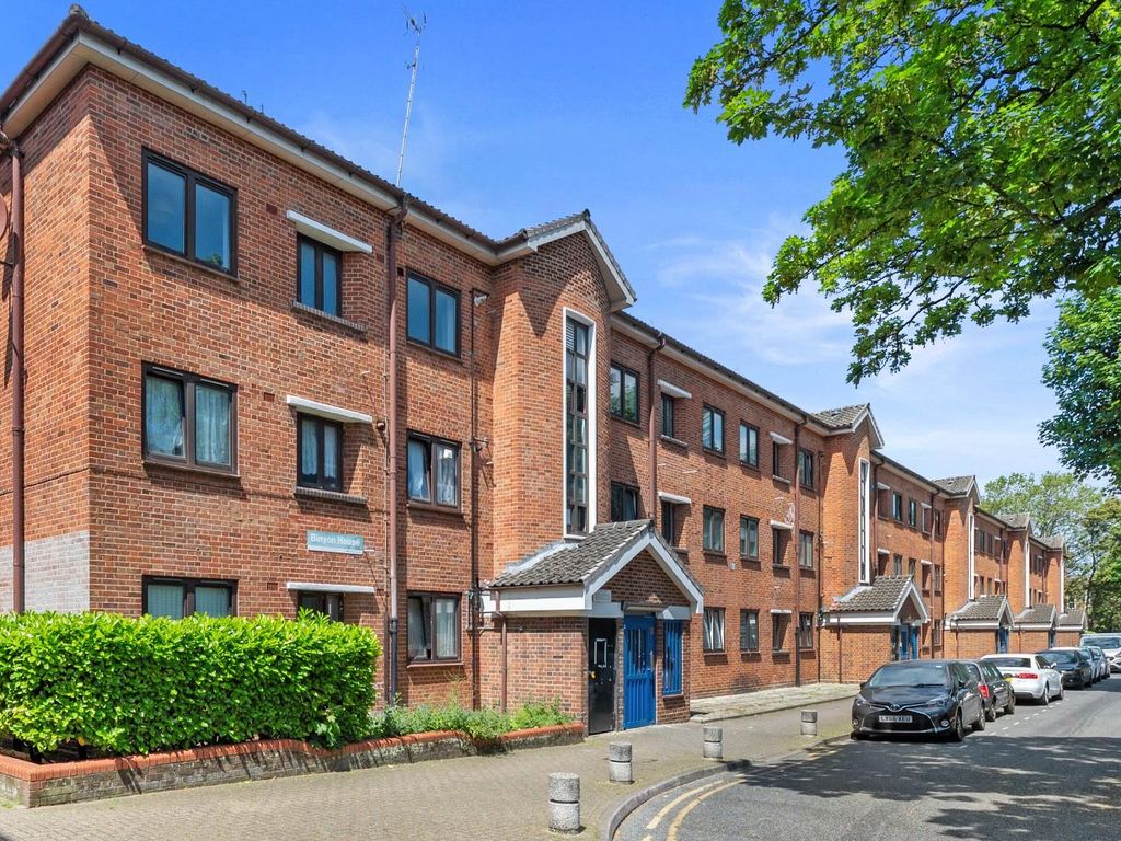 3 bed flat for sale in Milton Grove, London N16, £450,000