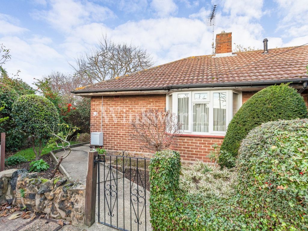 1 bed bungalow for sale in Myrtle Road, London N13, £350,000