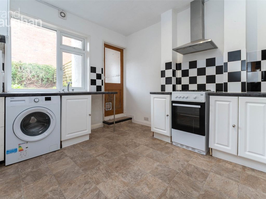3 bed flat to rent in Milner Road, Brighton, East Sussex BN2, £2,250 pcm